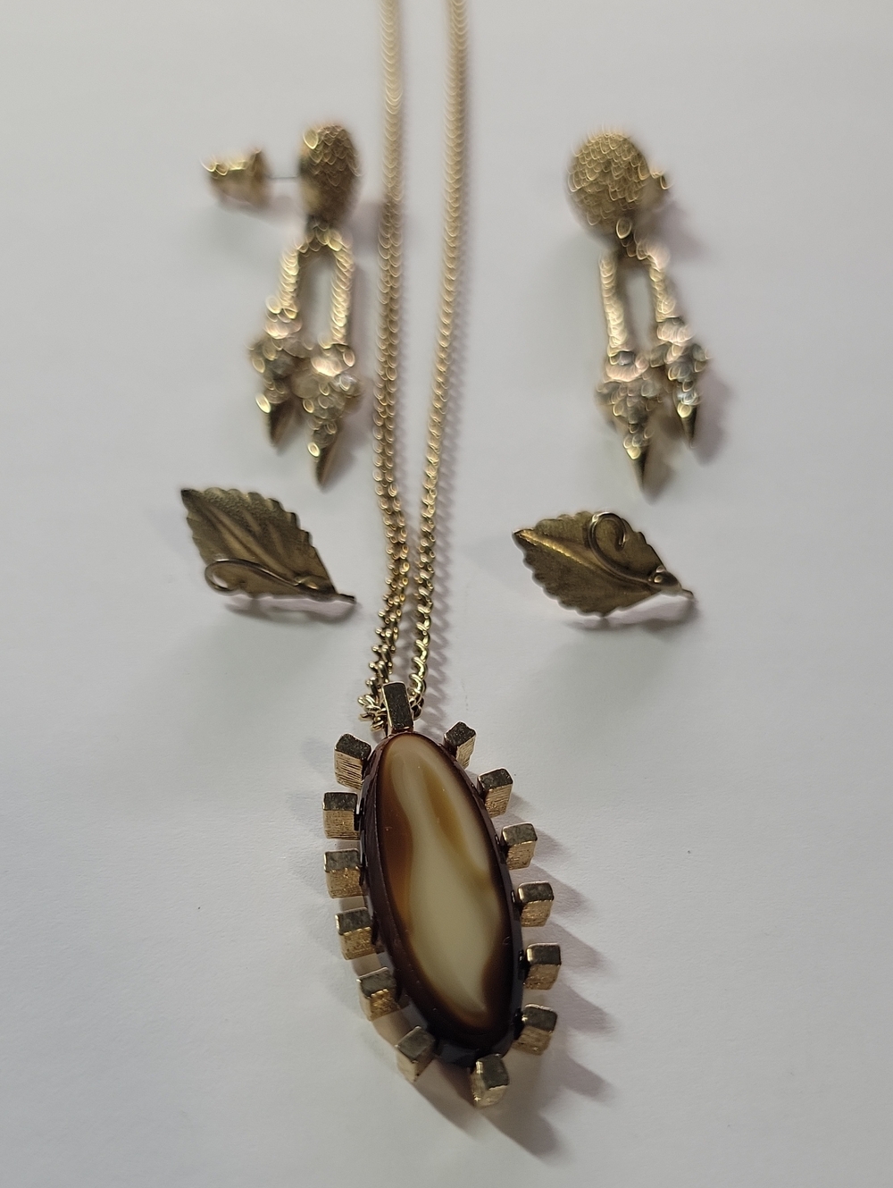 Sarah Coventry Gold-Tone Necklace with Brown and Cream Marbled Pendant
